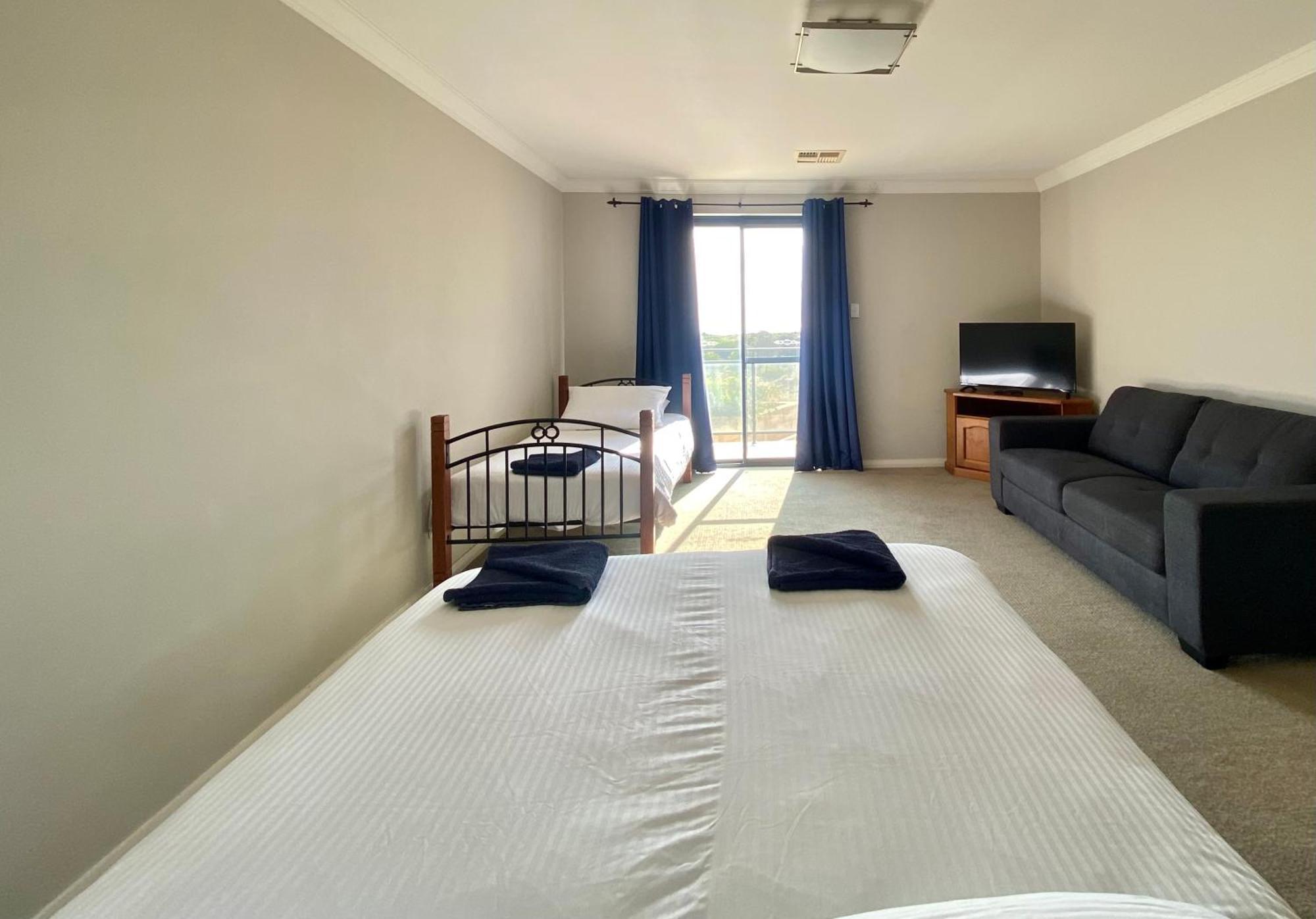 Port Denison Beach Resort Екстериор снимка